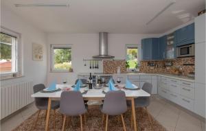 4 Bedroom Nice Home In Vinjani Donji 