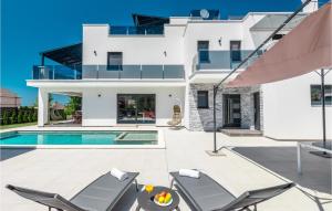 Nice Home In Porec With 6 Bedrooms, Jacuzzi And Wifi