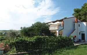 Cozy Apartment In Vlasici With Wifi 