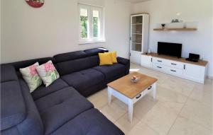 2 Bedroom Stunning Home In Risika