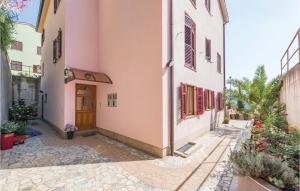 1 Bedroom Beautiful Apartment In Rabac