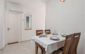 Beautiful Apartment In Sv,juraj With 3 Bedrooms, Wifi And Outdoor Swimming Pool