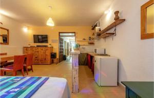 Stunning Apartment In Vir With Kitchen