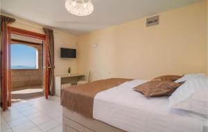 Awesome Apartment In Okrug Donji