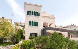 Awesome Apartment In Okrug Donji