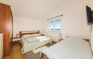3 Bedroom Cozy Apartment In Kastel Novi 