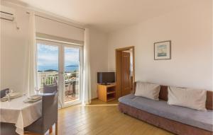 1 Bedroom Stunning Apartment In Makarska