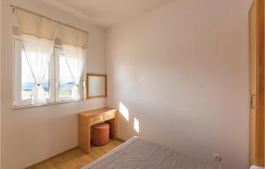 1 Bedroom Stunning Apartment In Makarska