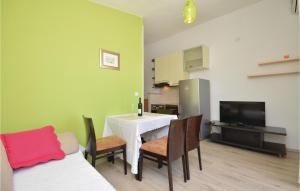 Lovely Apartment In Podstrana With Wifi