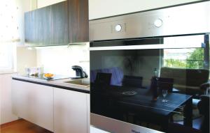 1 Bedroom Stunning Apartment In Kastel Gomilica 