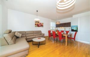 1 Bedroom Stunning Apartment In Kastel Gomilica 