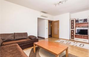 Stunning Apartment In Brsec With 3 Bedrooms And Wifi