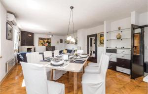 4 Bedroom Gorgeous Home In Jurdani