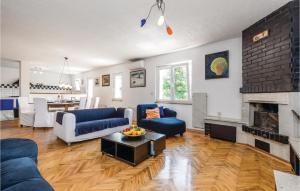 4 Bedroom Gorgeous Home In Jurdani