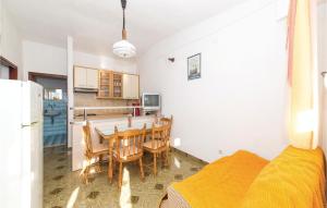 Amazing Apartment In Vinisce With 2 Bedrooms, Wifi And Outdoor Swimming Pool