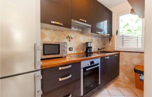 Nice Home In Crikvenica With 4 Bedrooms, Jacuzzi And Wifi