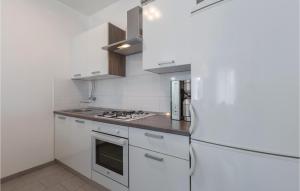 3 Bedroom Stunning Apartment In Porec 