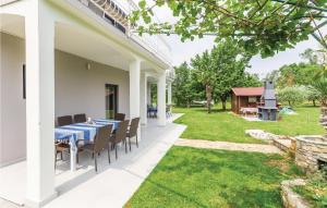 3 Bedroom Stunning Apartment In Porec 