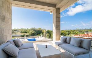 Stunning Apartment In Cilipi With 3 Bedrooms, Wifi And Outdoor Swimming Pool