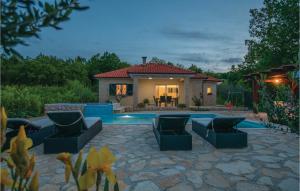 Stunning Home In Grubine With 3 Bedrooms Wifi And Private Swimming Pool