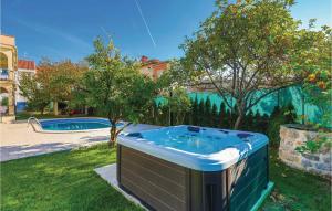 3 Bedroom Cozy Apartment In Kastel Stafilic 