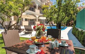 3 Bedroom Cozy Apartment In Kastel Stafilic 