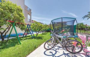 3 Bedroom Cozy Apartment In Kastel Stafilic 