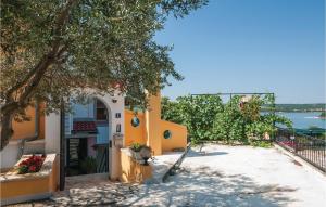 Two-Bedroom Apartment In Posedarje