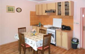 Lovely Apartment In Orebic With Kitchen