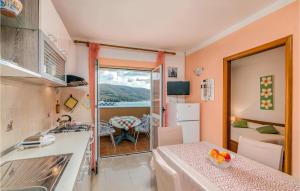 Beautiful Apartment In Cres With 2 Bedrooms And Wifi