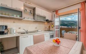 2 Bedroom Stunning Apartment In Cres