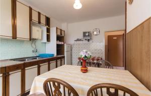 2 Bedroom Nice Apartment In Pula 