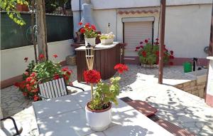 2 Bedroom Nice Apartment In Pula 