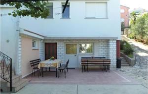 2 Bedroom Nice Apartment In Pula 