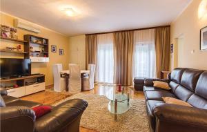 Amazing Home In Pjescana Uvala With Jacuzzi 
