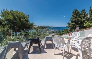 Amazing Home In Pjescana Uvala With Jacuzzi 