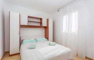 2 Bedroom Awesome Apartment In Omisalj 