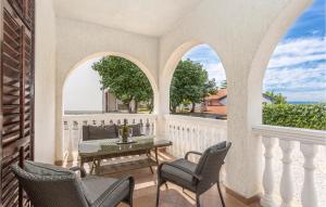 2 Bedroom Awesome Apartment In Omisalj