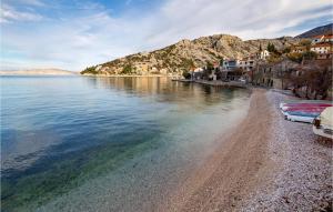 Cozy Home In Klada With Kitchen