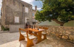 Stunning Home In Unije With Wifi