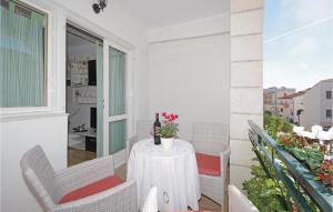 Awesome Apartment In Makarska With 2 Bedrooms And Wifi