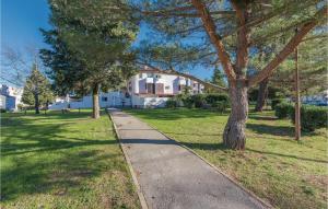 Two-Bedroom Apartment In Cervar Porat