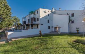 Two-Bedroom Apartment In Cervar Porat