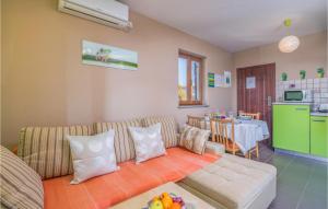 2 Bedroom Gorgeous Apartment In Njivice 