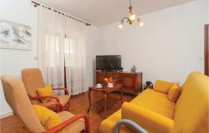 Lovely Home In Pucisca With Jacuzzi