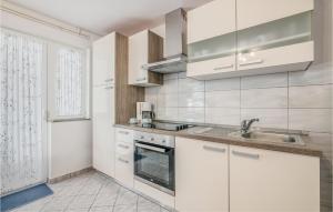 Amazing Apartment In Jurandvor With 2 Bedrooms And Wifi