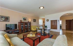 Stunning Home In Brtonigla With Kitchen 