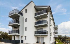 1 Bedroom Amazing Apartment In Peroj