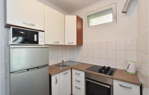 Nice Apartment In Podstrana With 2 Bedrooms And Wifi