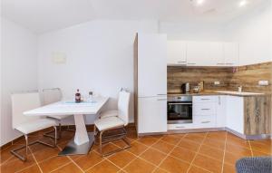 Awesome Apartment In Pavicini With 1 Bedrooms And Wifi